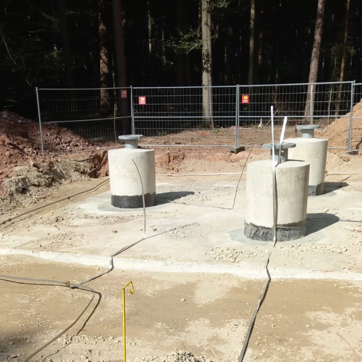 Fundament und Zuwegung für Stahlgittermast