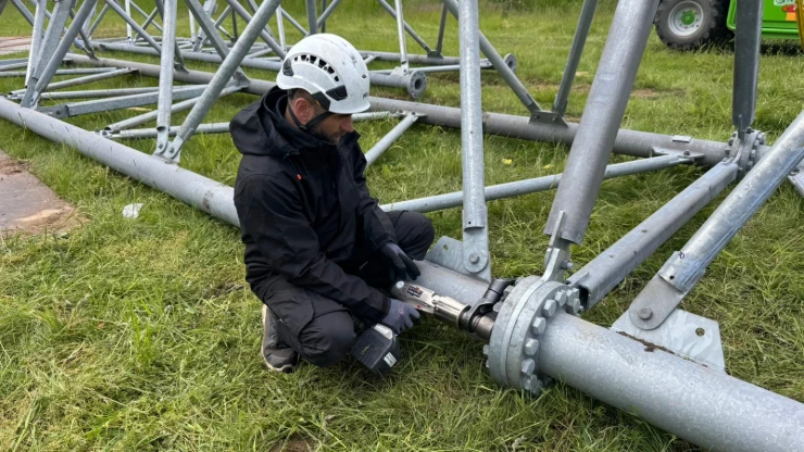 Montage eines Stahlgittermastes auf vorbereitetem Fundament