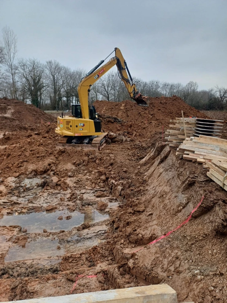 Tiefbaukolonne bei Infrastrukturprojekt